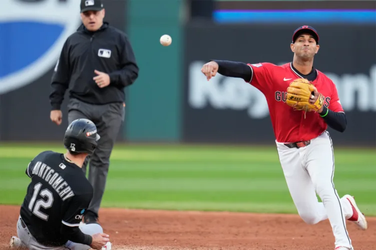 White Sox surge past Guardians to take 2-0 lead